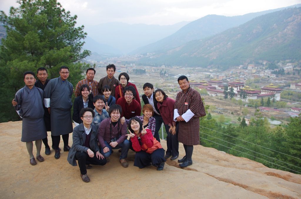 私たちはブータンから何を学べるのか 14年度海外フィールド スタディ In ブータン チョウイキジジョウ