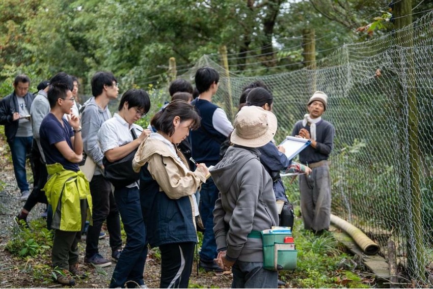 FPの様子：柵をめぐる現状について説明を受けている